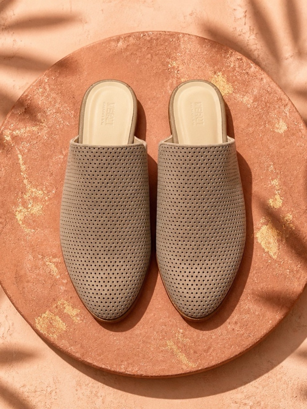 NWT Kenneth Cole Reaction Taupe Perforated Mule Flats Women's Size 6